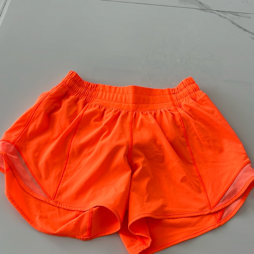 Lululemon Size 4 Hotty hot short
